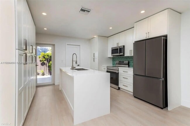 Foto del edificio - 1421 NE 30th Ct