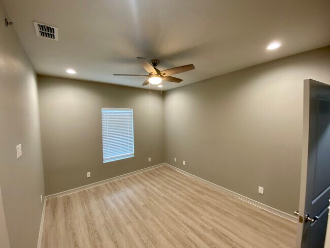 Foto del edificio - 1607 N Sugar Rd
