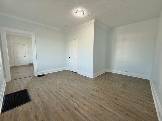 Building Photo - 5912 Elmwood Ave