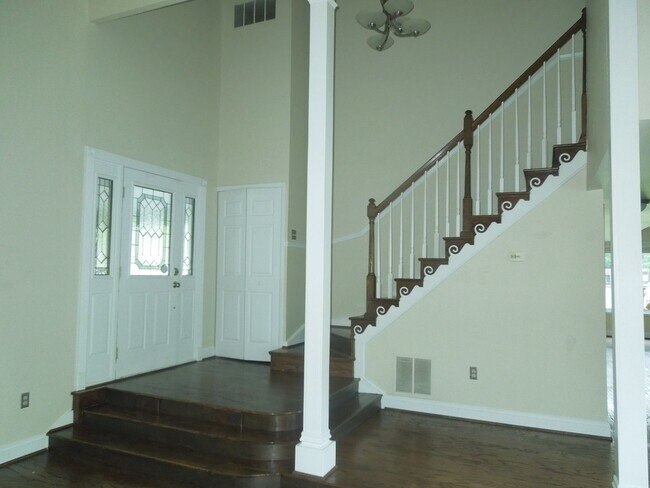 Building Photo - 7 Biscayne Pl