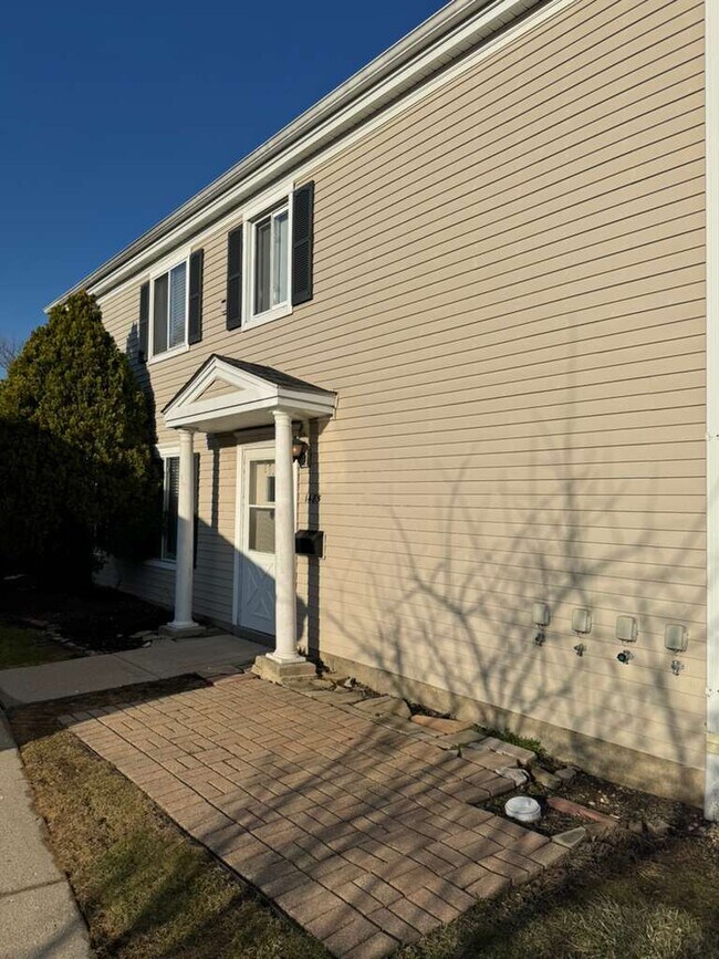 Foto del edificio - 1485 Quaker Ln