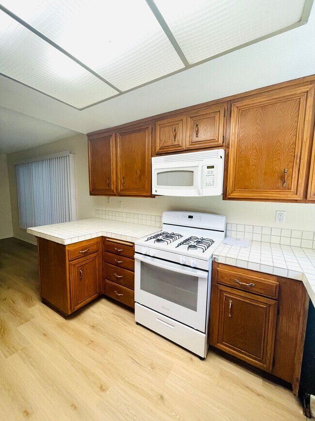 Foto del edificio - charming 3-bedroom, 2-bathroom home nestle...