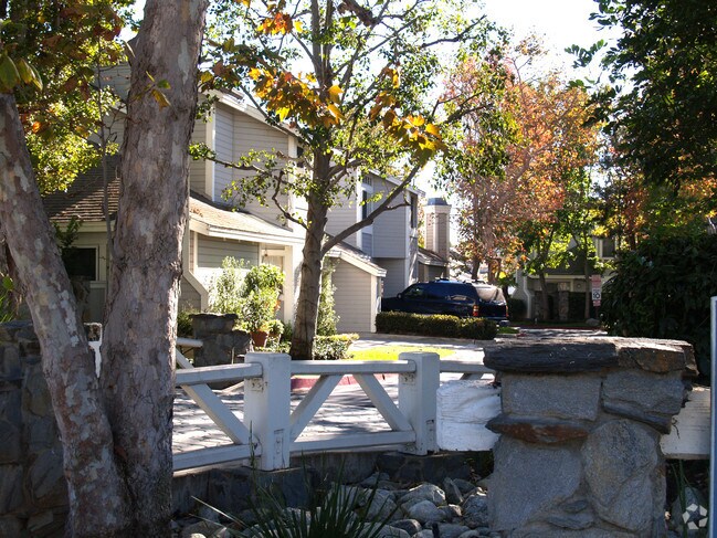 Building Photo - 2536 Santa Ana Ave