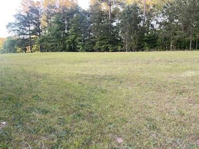 Building Photo - Like New 3 bedroom 2 bath with garage for ...