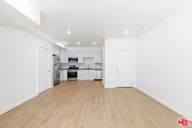 Building Photo - 11408 W Sarah St