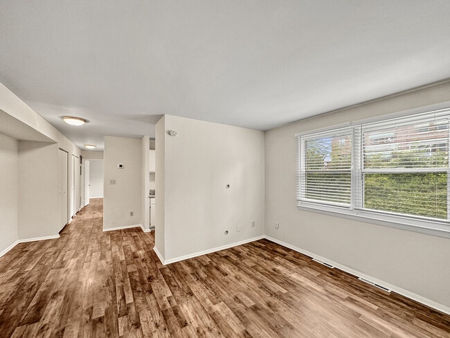 Building Photo - 4411 Falls Bridge Dr