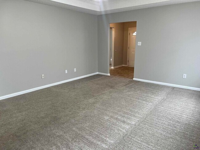 Foto del edificio - 215 Haverhill Cir
