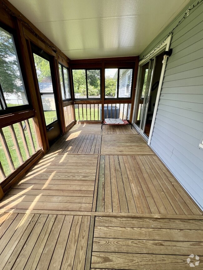 Building Photo - 705 Macneil Dr