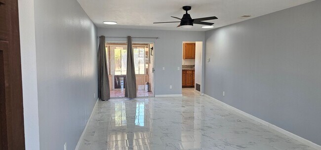 Foto del edificio - 4744 Westridge Dr