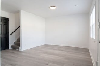 Building Photo - 15 Midland Heights Cir