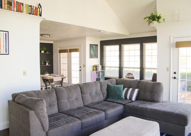 Building Photo - "Spacious 4-Bed, 3-Bath Townhouse Retreat ...