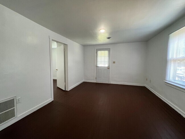 Foto del edificio - 2210 E 7th St