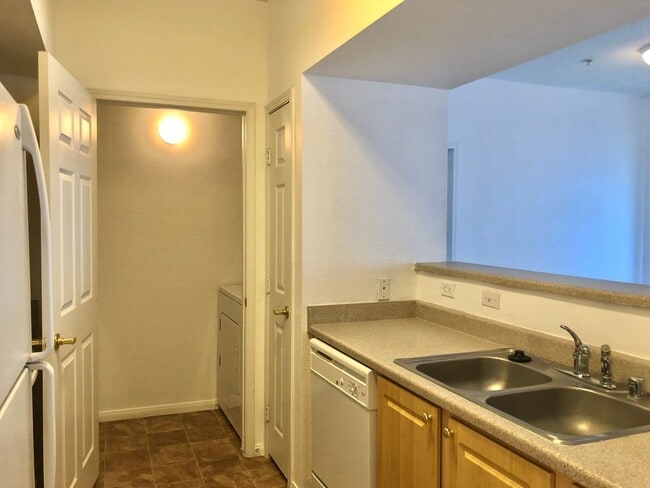 Building Photo - Spacious 2Bed/2Bath 2nd Floor Condo located in The Reagent at Town Center !