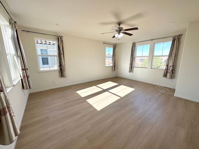 Foto del edificio - 4 bed 2.5 bath Home with brand new floorin...