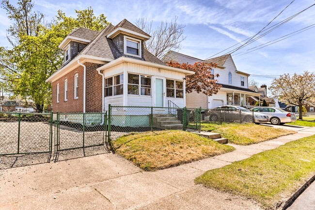 Building Photo - 329 Mohican St