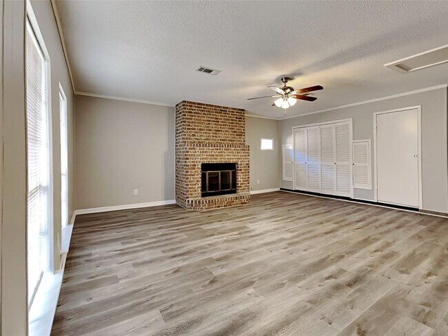 Foto del edificio - 6422 French Chateau Dr