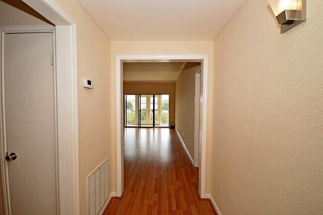 Foto del edificio - 2400 N Braeswood Blvd