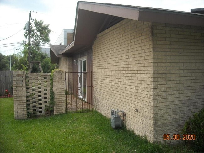 Building Photo - 10331 W Almond Dr