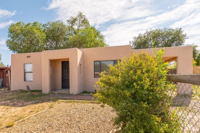 Building Photo - Cute Centrally Located Single Family Home ...
