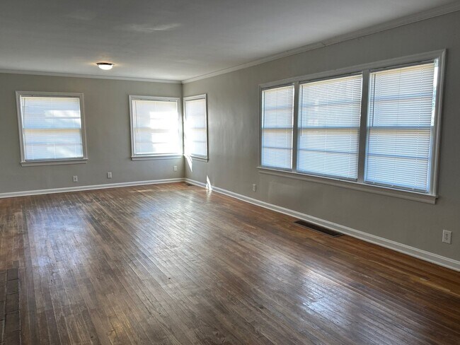 Building Photo - 5 Fair Oaks Dr