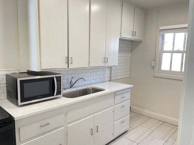 Building Photo - 1 Bedroom Available Now!