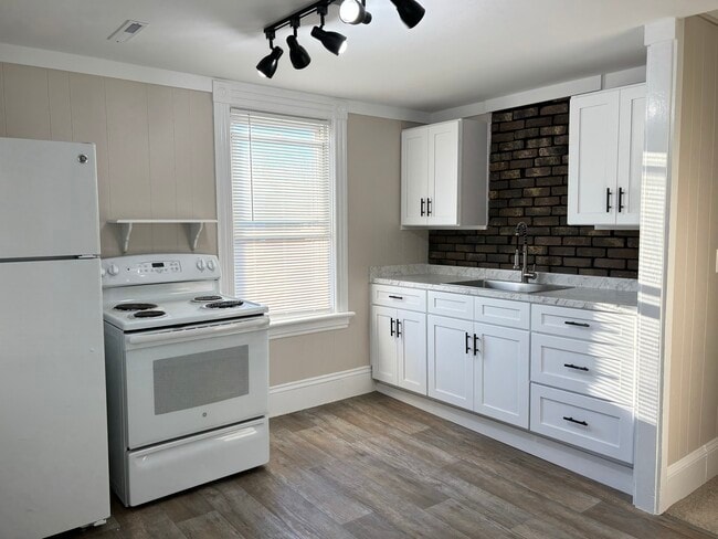 Building Photo - 127 Legris Ave