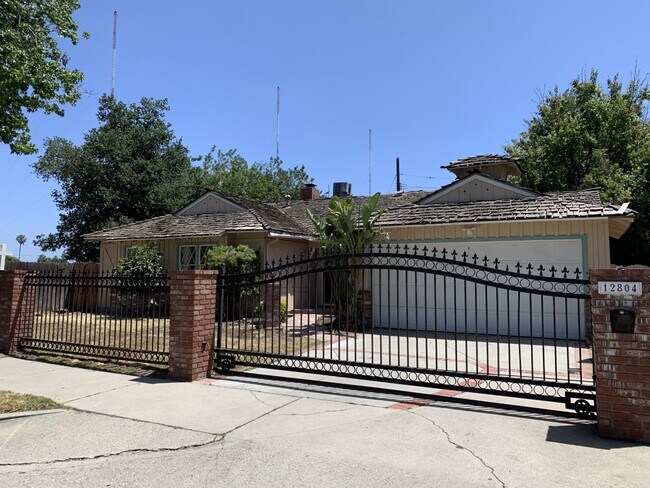 motorized gates - 12804 Hatteras St