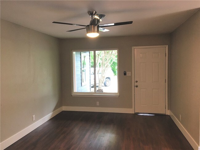 Foto del edificio - 7504 Carver Ave
