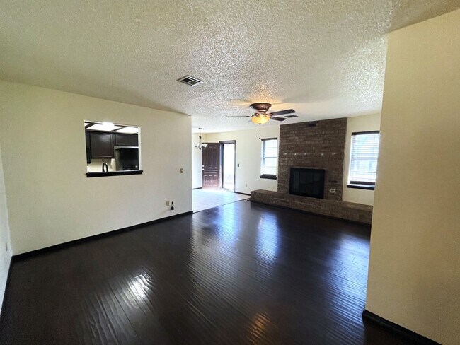 Building Photo - ASK ABOUT OUR MOVE-IN SPECIAL!! $549 OFF T...