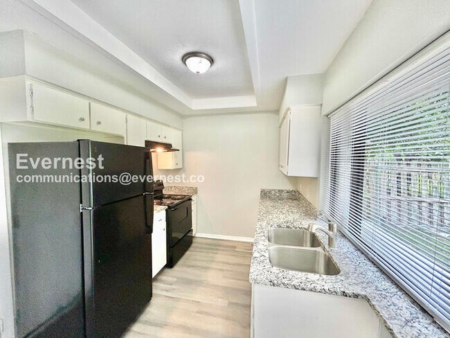 Foto del edificio - 415 Southlake Dr