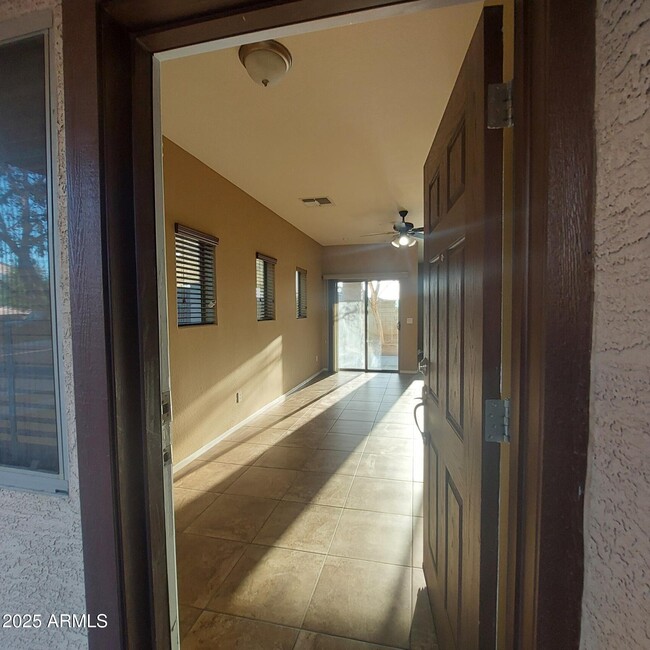 Foto del edificio - 10225 W Camelback Rd