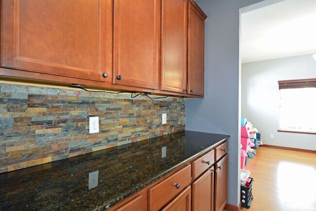 Foto del edificio - Spacious 5-Bed 4-Bath Home Available in Chaska - Great Location!