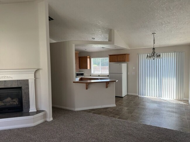 Foto del edificio - 943 Mount Hood Pl N