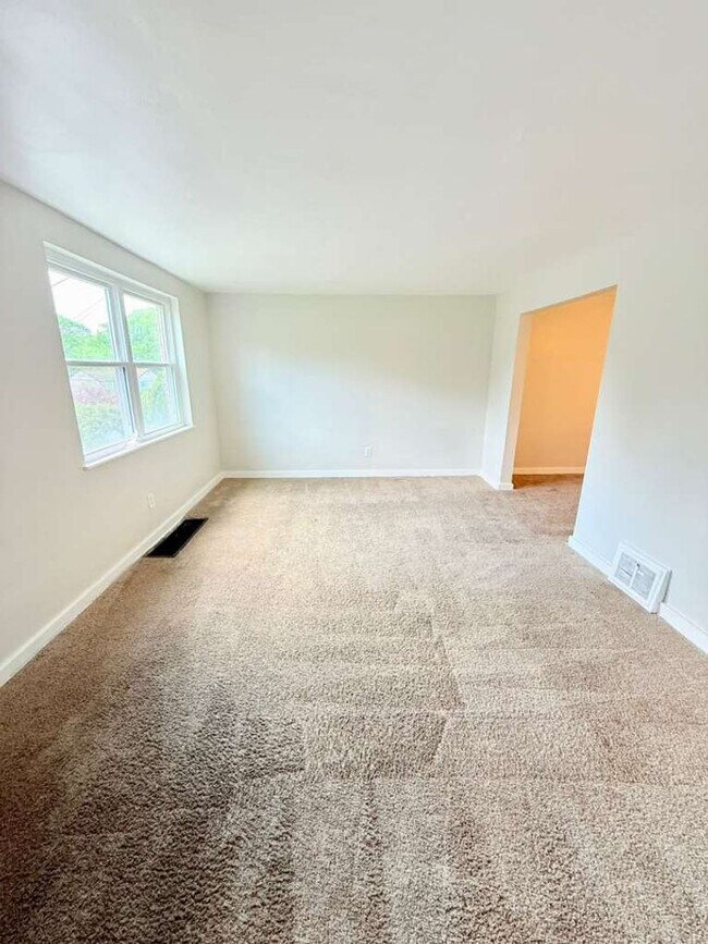 Foto del edificio - Spacious and beautifully updated 3-bedroom, 2-bath