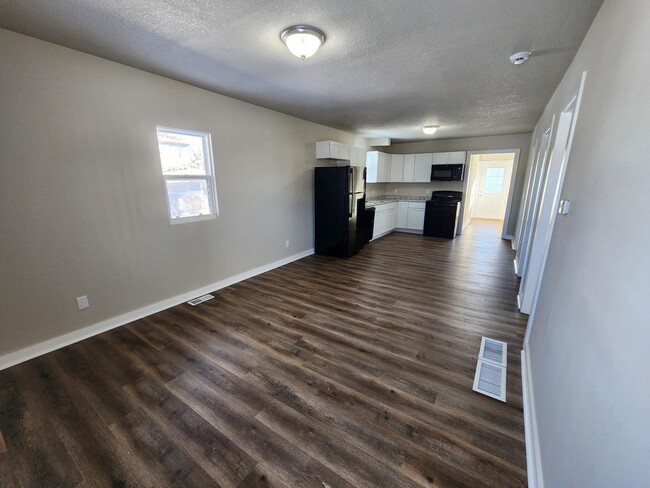 Building Photo - Newly remodeled 2 bedroom 1 bathroom home