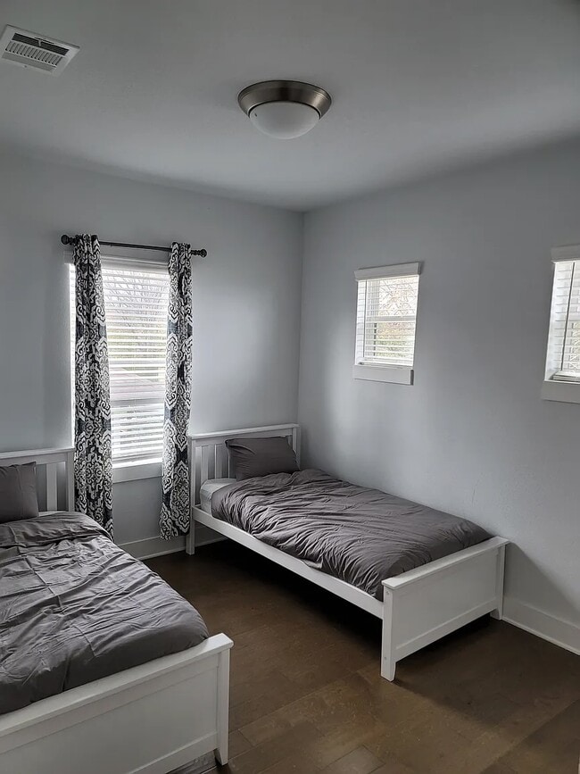 Building Photo - 725 Hays St