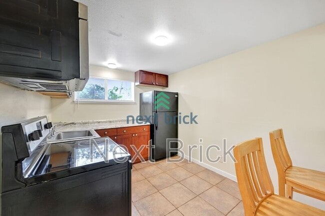 Building Photo - 701 S Kenyon St