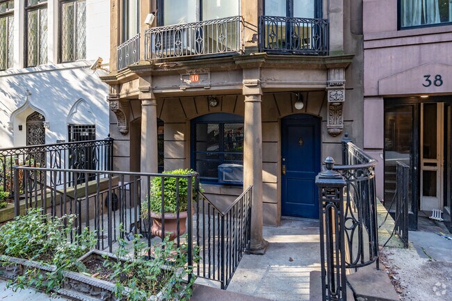 Entrance - 40 E 75th St