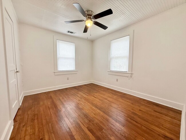 Foto del edificio - Charming upstairs Garage Apartment for Rent