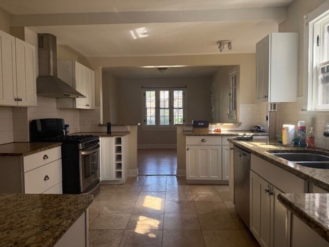 Building Photo - House For Lease