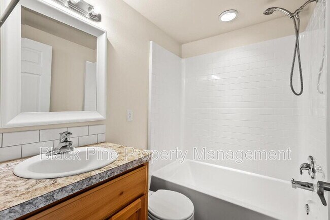 Foto del edificio - 331 Lone Star Rd