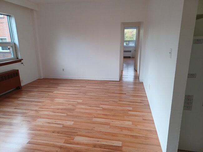 Photo du bâtiment - 191 Lakeshore Rd E