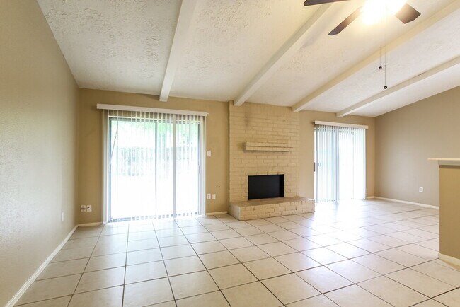 Foto del edificio - 5327 Enchanted Timbers Dr