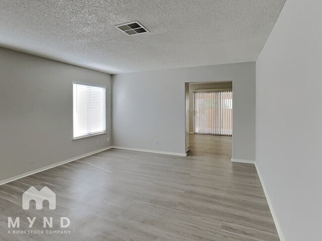Foto del edificio - 1567 S Christy Ln