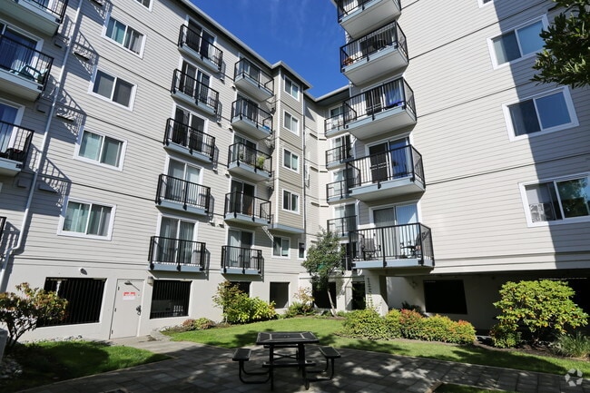 Building Photo - King Arthurs Court