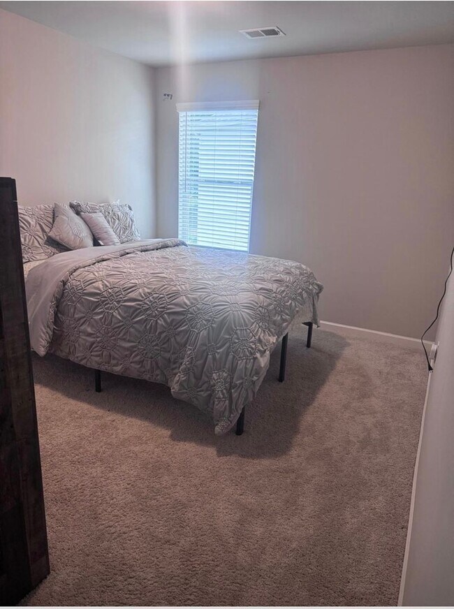 Building Photo - Charming 4BR House in Hampton