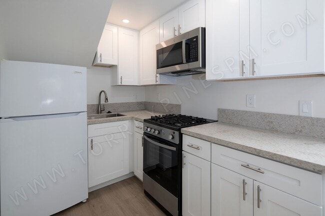 Building Photo - Remodeled Ocean Beach 1 Bedroom on Del Mar Ave ~ ALL UTILITIES INCLUDED!