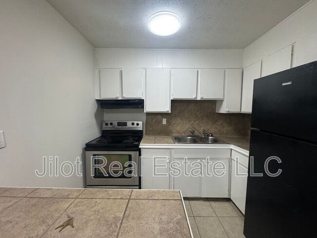 Building Photo - 2711 Fairlee Dr