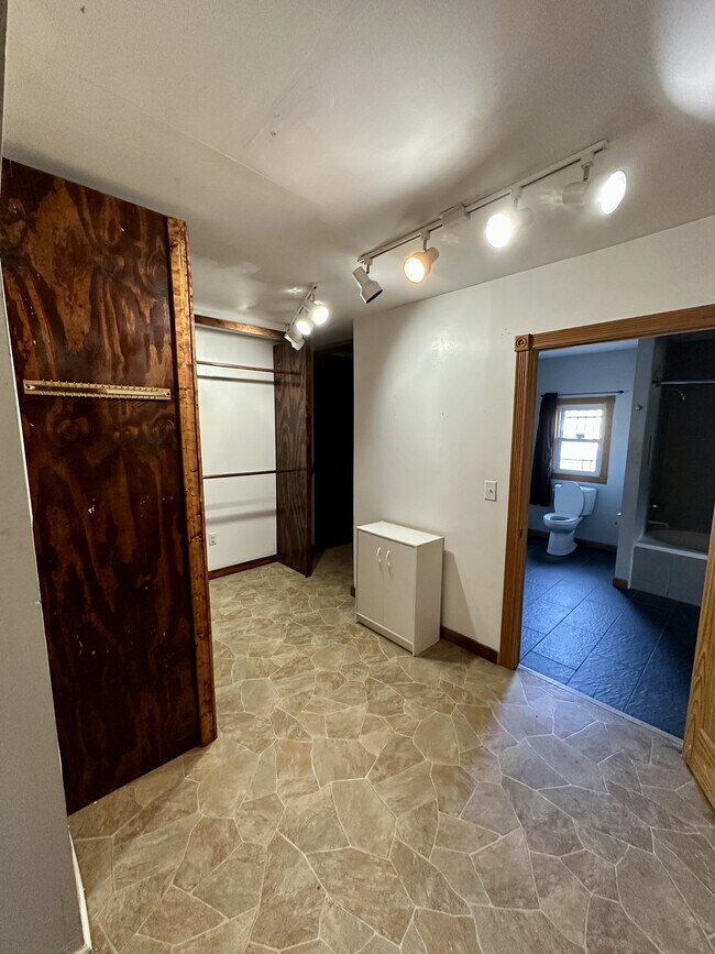 Foto del edificio - 810 E 8th St