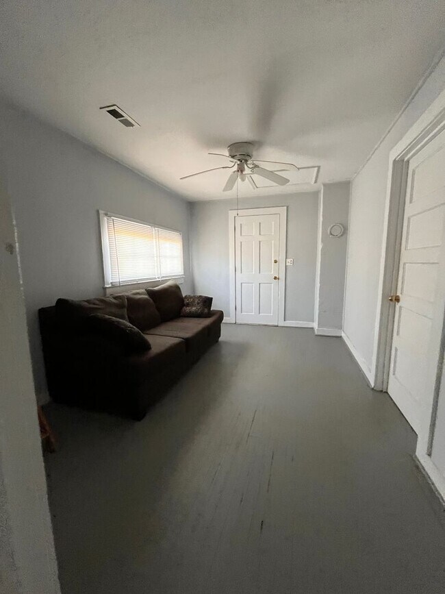 Building Photo - 2 bed 1 bath old farmhouse in Forest!